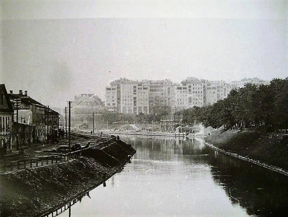 Водоотводный канал до облицовки гранитом. Вид на Дом на набережной.