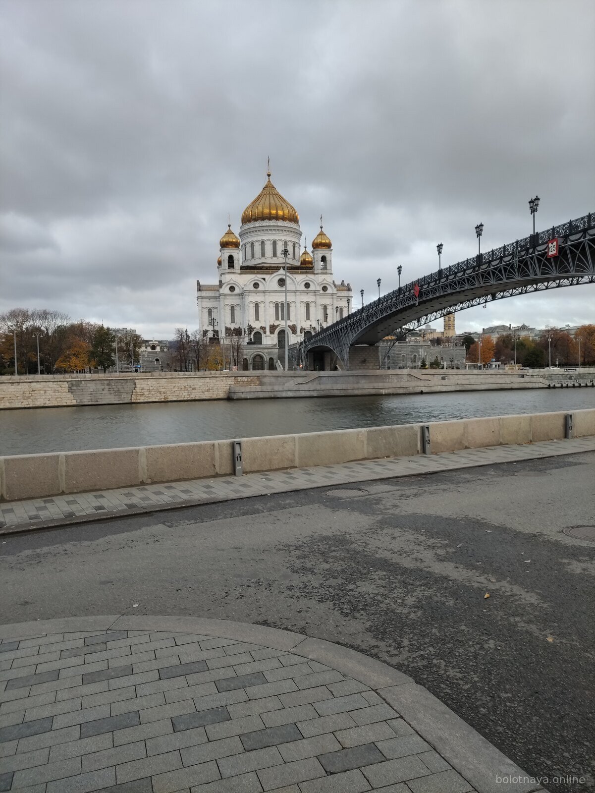 10 октября 2022. Храм Христа Спасителя и Патриарший мост, вид с Берсеневской набережной.