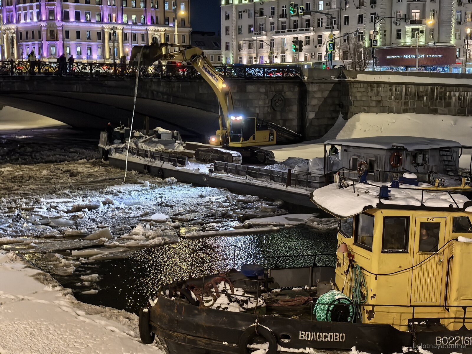 21 февраля 2026. Софийская набережная, лёд на Москве-реке, экскаватор на барже.