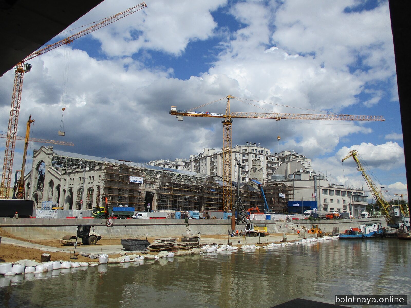 Июль 2019. Каркас ГЭС-2, краны и баржа с канала.