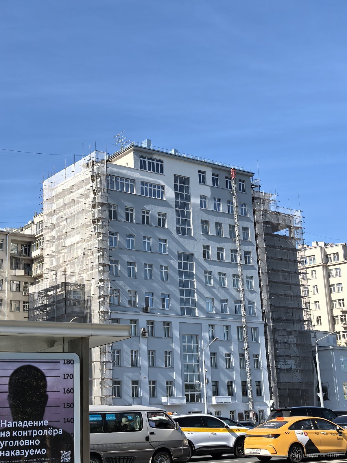 9 сентября 2026. Серый фасад с площади, торцы ещё в лесах.