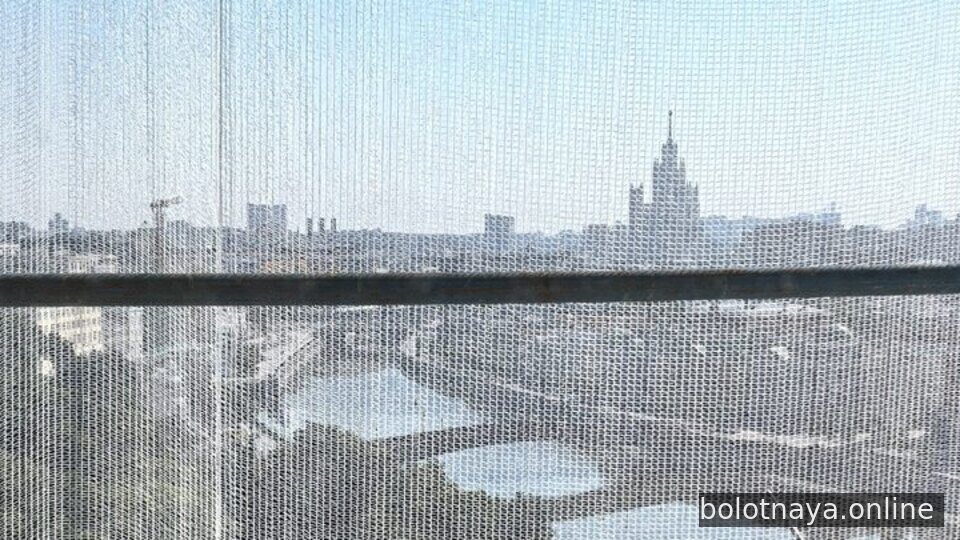 Вид с точки камеры через сетку лесов